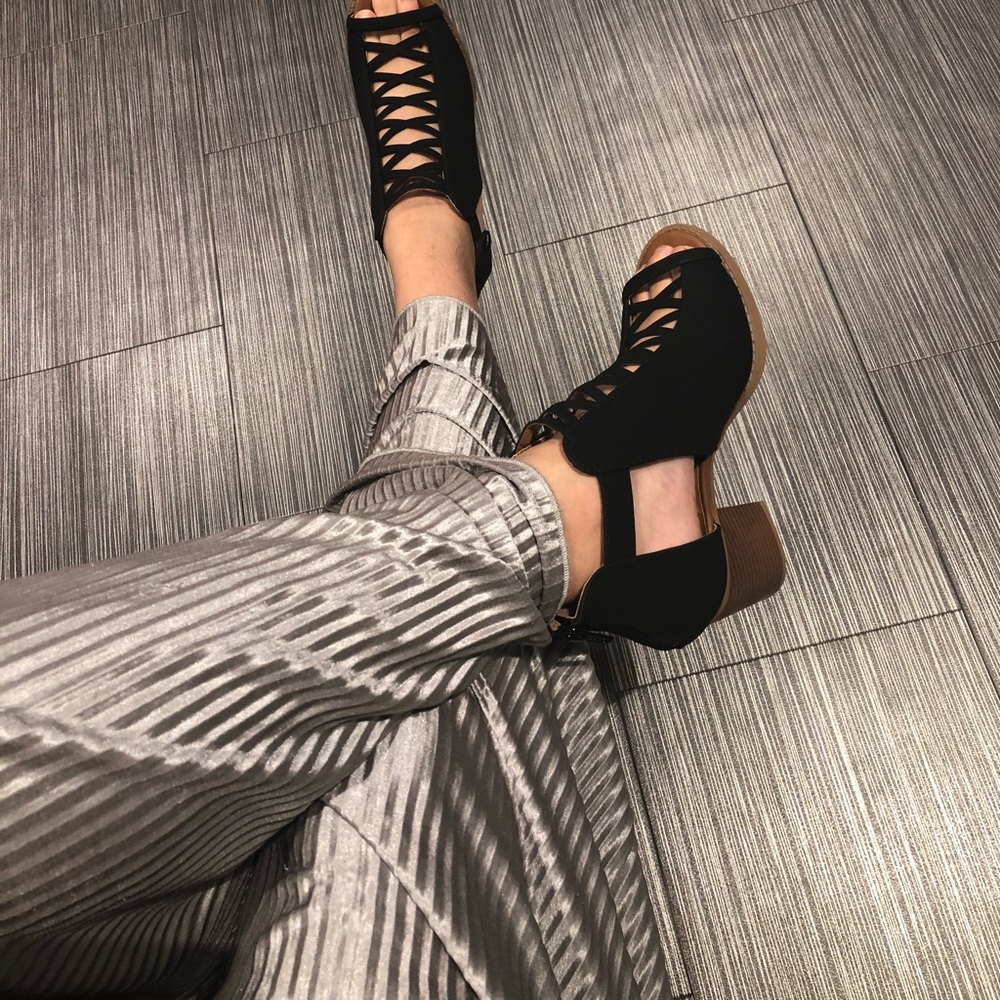 NWT - Black Cutout Peep Toe Heels - Picture 6 of 7